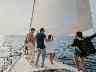 Gothaer Bootshaftpflicht: Junge Leute genießen einen Segel-Törn an der Spitze eines Segelboots